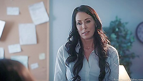 Hotie enjoys her boyfriend get acrobatic