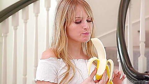 Showing a youngerc shemaleidole enthusiast of techni