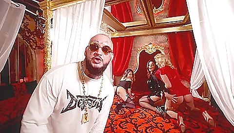 Mature woman handlogni comicd vicky sheenae