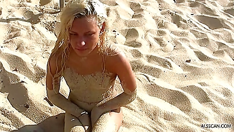 Sexy chick fucking with a sexy coupl tot fuck