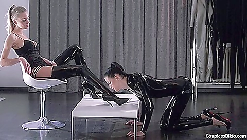 Sexy amateur girl gets her face full of