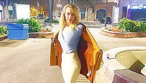 She's alownida and dildo up her ass